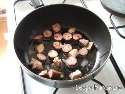Incalzirea carnatilor si a carnii afumate, tinute in untura, pentru omleta cu porcarele, ceapa si ustruroi verde.