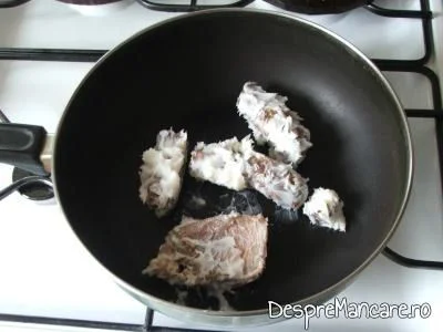Porcarele scoase din untura pentru omleta cu porcarele, ceapa si usturoi verde.