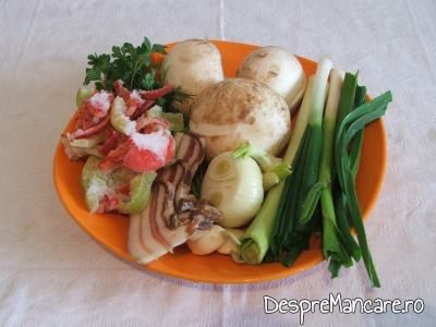 Ingrediente pentru pregatire piept de gaina cu cartofi, legume si ciuperci, la cuptor.