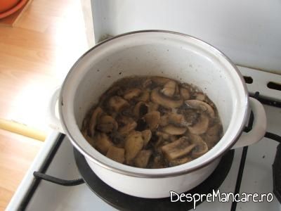 Calirea ciupercilor pentru ciulama din piept de pui si ciuperci.
