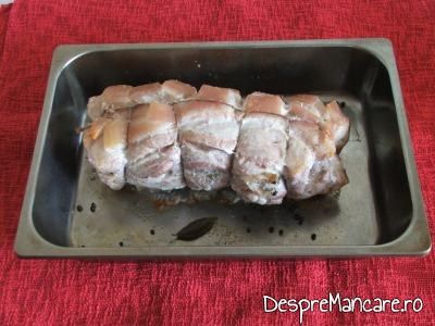 Ruloul din fleica de porc, cu soriciul usor aramiu, pentru rulada de porc cu fasole galbena si cartofi noi.
