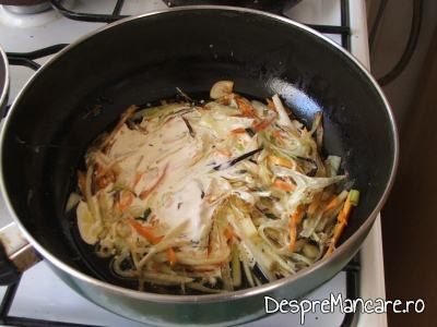 Adaugare smanatana peste legumele calite pentru cotlet de crap prajit, cu legume in sos de smantana.