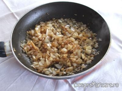 Ingrediente calite pentru sos la creveti in sos de rosii, cu piure de cartofi.