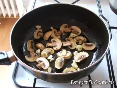 Calire ciuperci si catei de usturoi pentru scrumbie de Dunare cu paste si ciuperci, in sos de rosii.