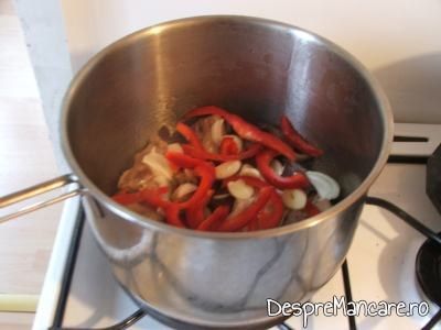 Calire legume impreuna cu carnea rumenita pentru pecie de berbecut cu varza fiarta.