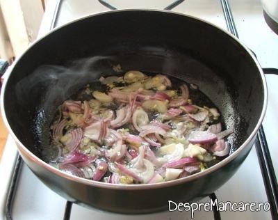 Ceapa uscata, cateii de usturoi si rosiile deshidratate, tocate, se calesc in ulei de masline.