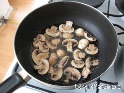 Calire ciuperci pentru garnitura la rulada din piept de curcan, cu paste, ciuperci si masline.