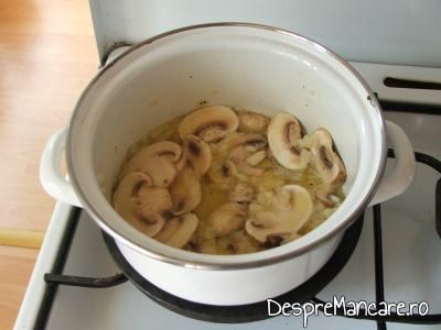 Calirea ciupercilor intr-un amestec de ulei de masline si unt proaspat pentru orez cu ciuperci, scoici si parmezan.