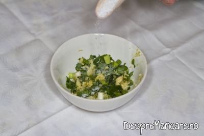 Adaugare sare grunjoasa in maestecul de usturoi frecat cu ulei de masline pentru mujdei din usturoi uscat, usturoi verde si iaurt.