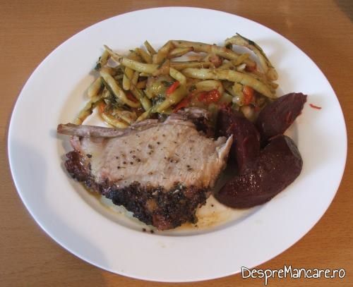 Cotlet de porc invelit in condimente, la cuptor, servit cu garnitura din fasole verde si sfecla rosie coapta.