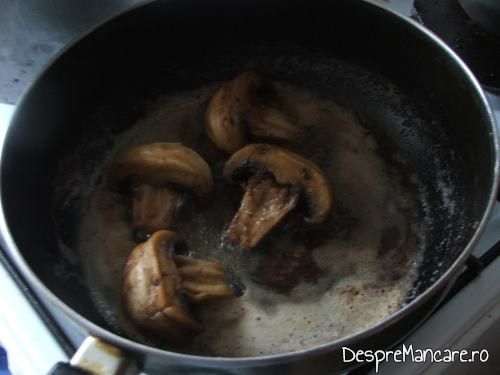 Prajire jumatati de ciuperci in lichidul de prajire, dupa peste, pentru sardine cu ciuperci, la tigaie.