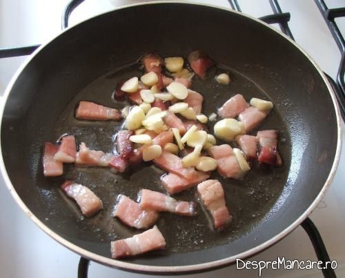 Calire bucati de bacon afumat si felii de usturoi pentru tocanita din ficat de curcan, bacon si ciuperci.