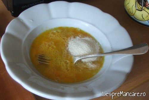 Inglobare gris in oul batut pentru supa de gaina cu rosii si galuste.