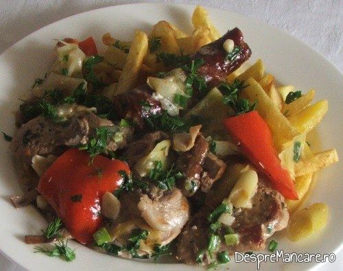 muschiulet si carnat de porc cu legume la tigaie in sos de smantana 10
