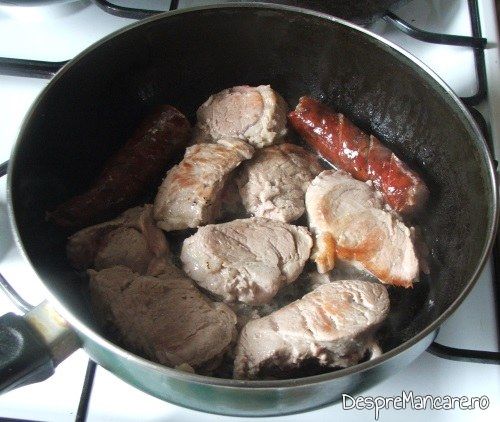 Prajire muschiulet si carnat de porc in ulei de masline.