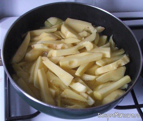 Prajire cartofi pentru garnitura la muschiulet si carnat de porc cu legume, la tigaie, in sos de smantana.