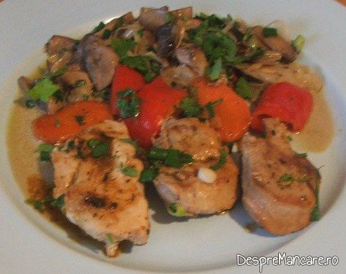 muschiulet de porc cu legume la tigaie in sos de praz ciuperci si smantana 7