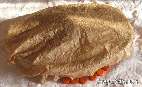 Tava de copt acoperita cu hartie de copt, pregatita pentru a fi introdusa in cuptor, pentru pulpa de rata cu legume, la cuptor.