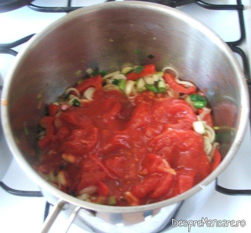 Pregatirea sosului din rosii, ceapa, ardei, praz si usturoi pentru tocanita din pipote de curcan.