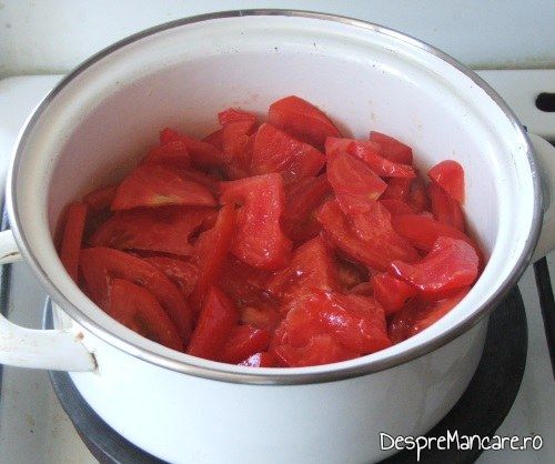 Adaugare rosii pentru formarea sosului, la mancare de castraveti cu pulpe de rata.