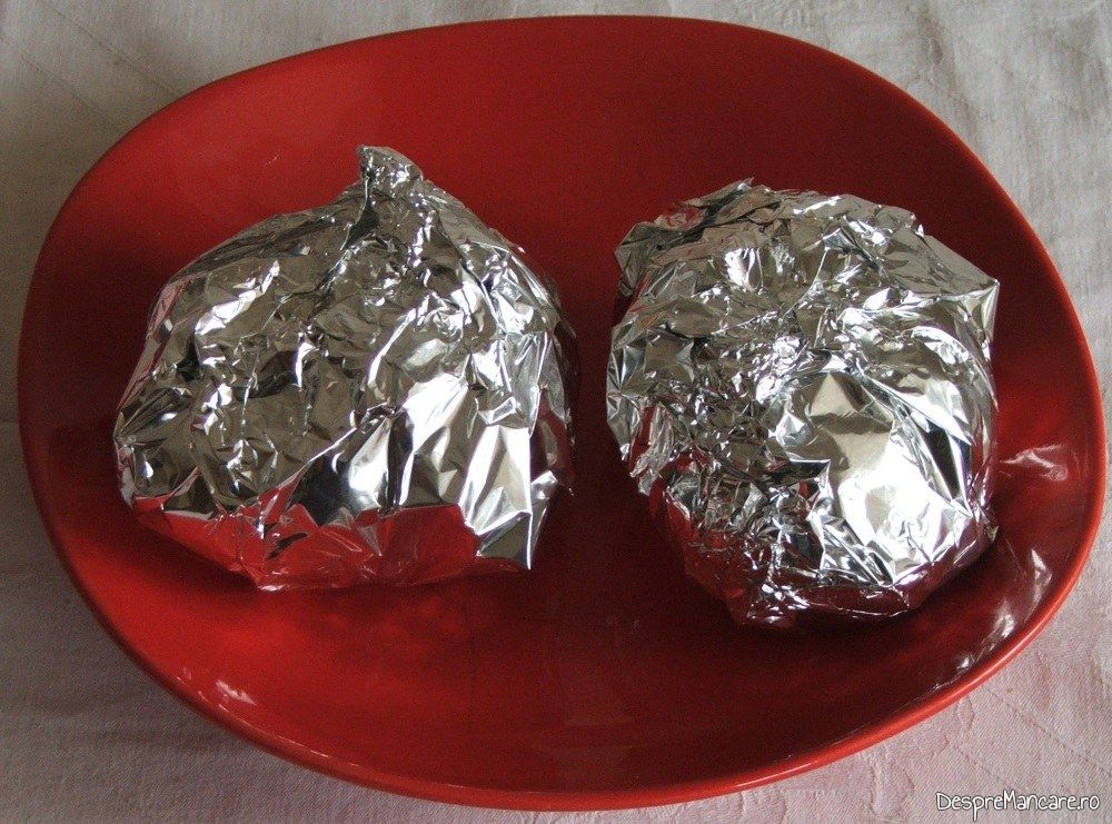 Cartofi inveliti in hartie de aluminiu pentru coacere in cuptor drept garnitura pentru  pulpe de rata cu cartofi copti.