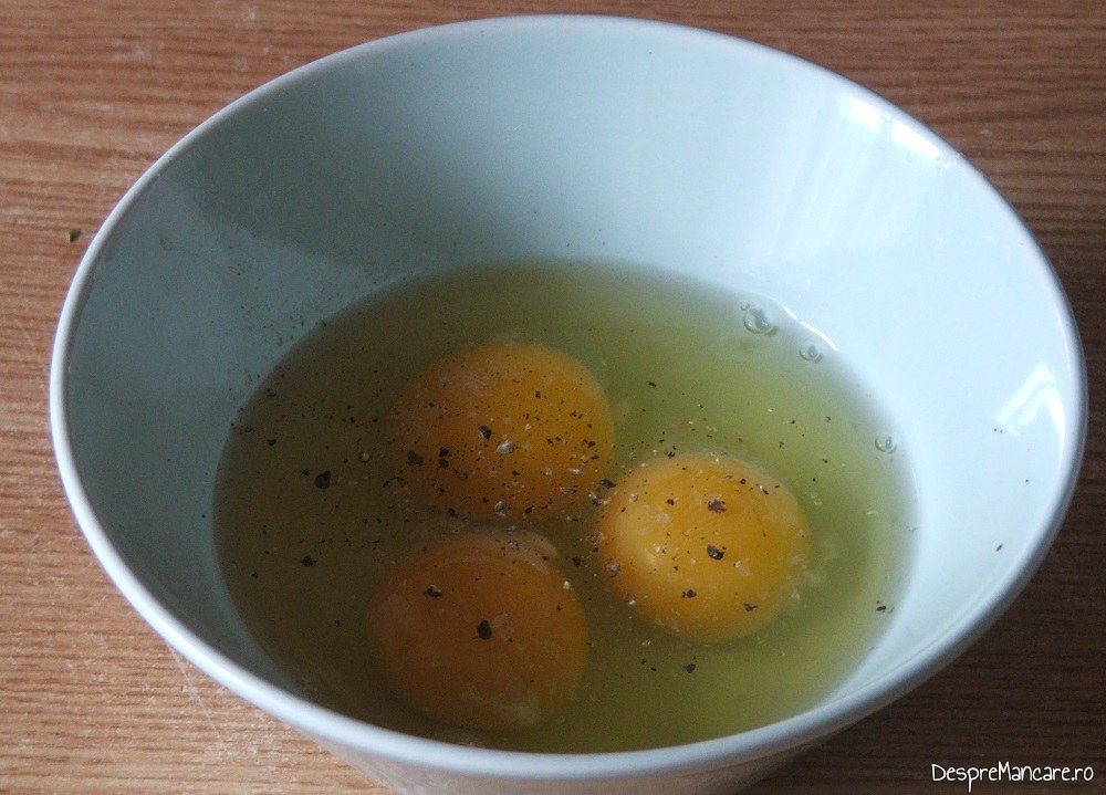 Oua de gaina utilizate pentru placinta cu urzici si muschiulet de porc.