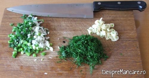 Verdeata tocata marunt pentru cartofi noi si ciuperci umplute, la cuptor.