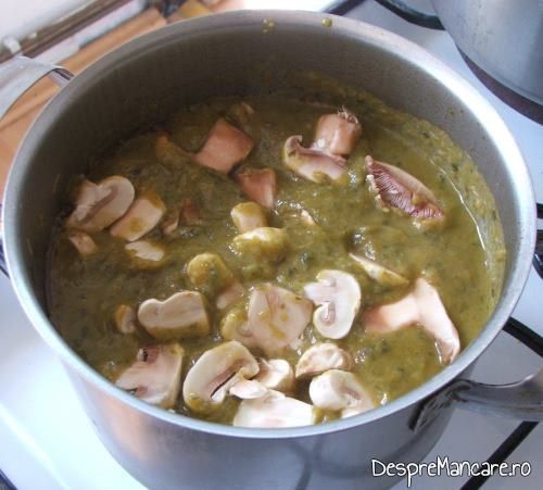 Adaugare felii de ciuperci in supa crema de legume si ciuperci.