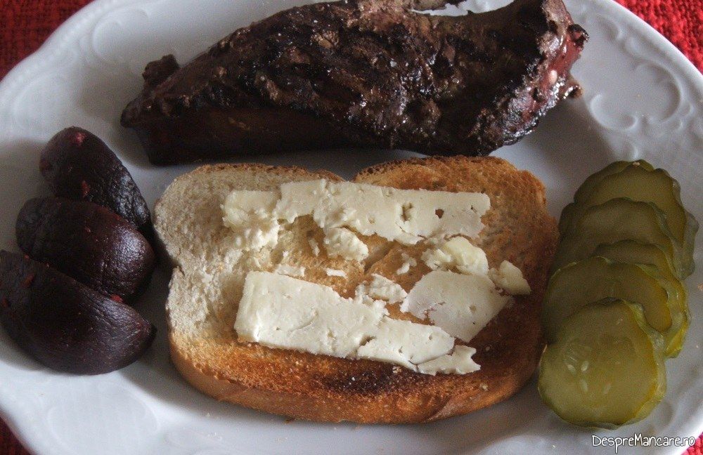 ficat de vitel la gratar cu paine prajita si branza cu mucegai 6