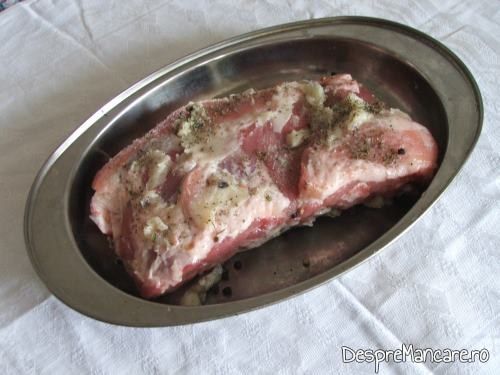 Coasta intreaga, proaspata, de porc asezata in tava de copt pentru coaste de porc cu piure' de legume.
