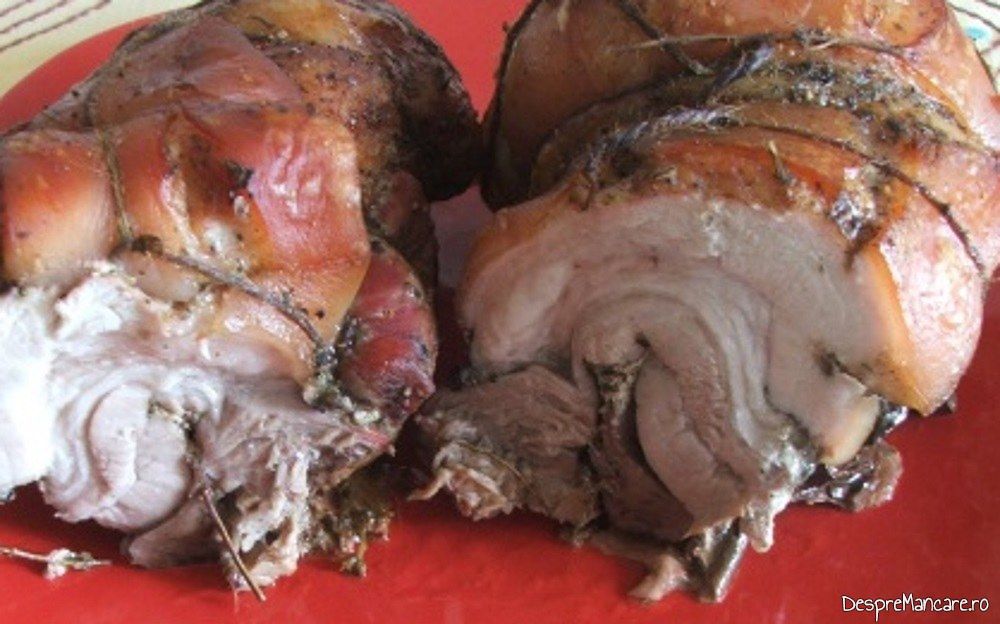 Rulada din fleica de porc cu sorici si ficatei de curcan, avand straturi de carne, grasime si sorici crocant.