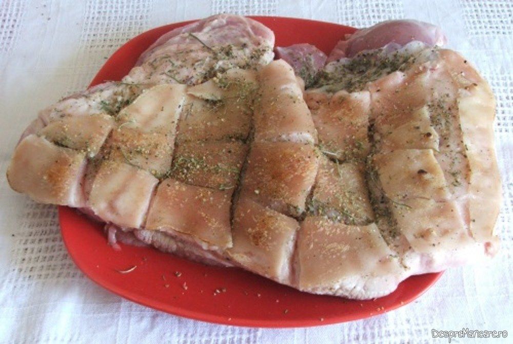 Fleica de porc taiata pe partea cu sorici, frecata cu sare grunjoasa si condimente pentru rulada din fleica de porc cu sorici si ficatei de curcan.