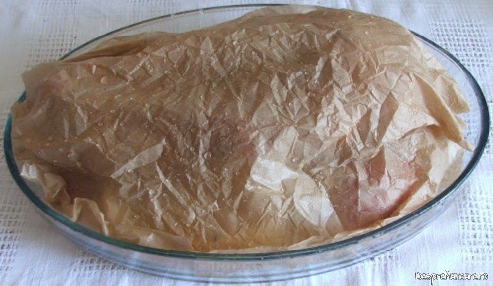 Vasul de copt cu rulada din fleica de porc cu sorici si ficatei de curcan plus legume, pregatit pentru a fi introdus in cuptorul incins al aragazului.
