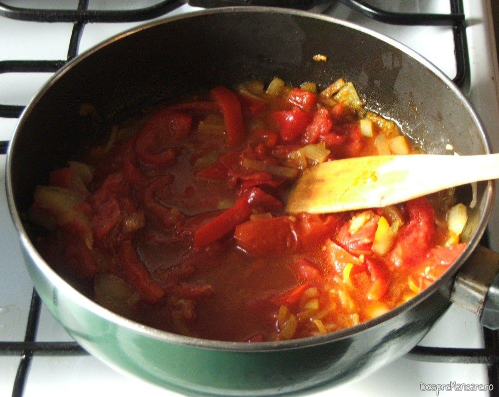 Pregatire sos de rosii pentru paste cannelloni umplute cu peste, in sos de rosii.