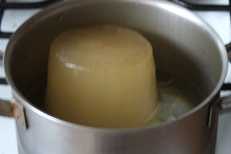 Dezghetare fond de pasare in apa fierbinte pentru supa de gaina cu scoici din grau dur.