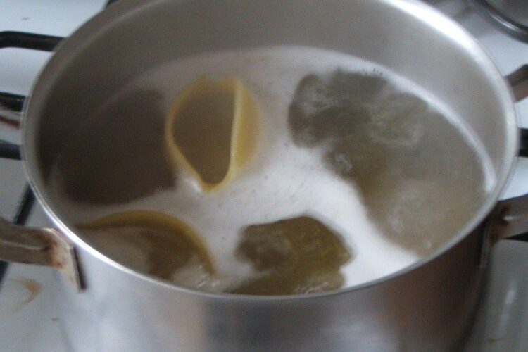 Fierberea scoicilor gigante in apa rece cu sare inainte de a fi utilizate in supa de gaina cu scoici din grau dur.