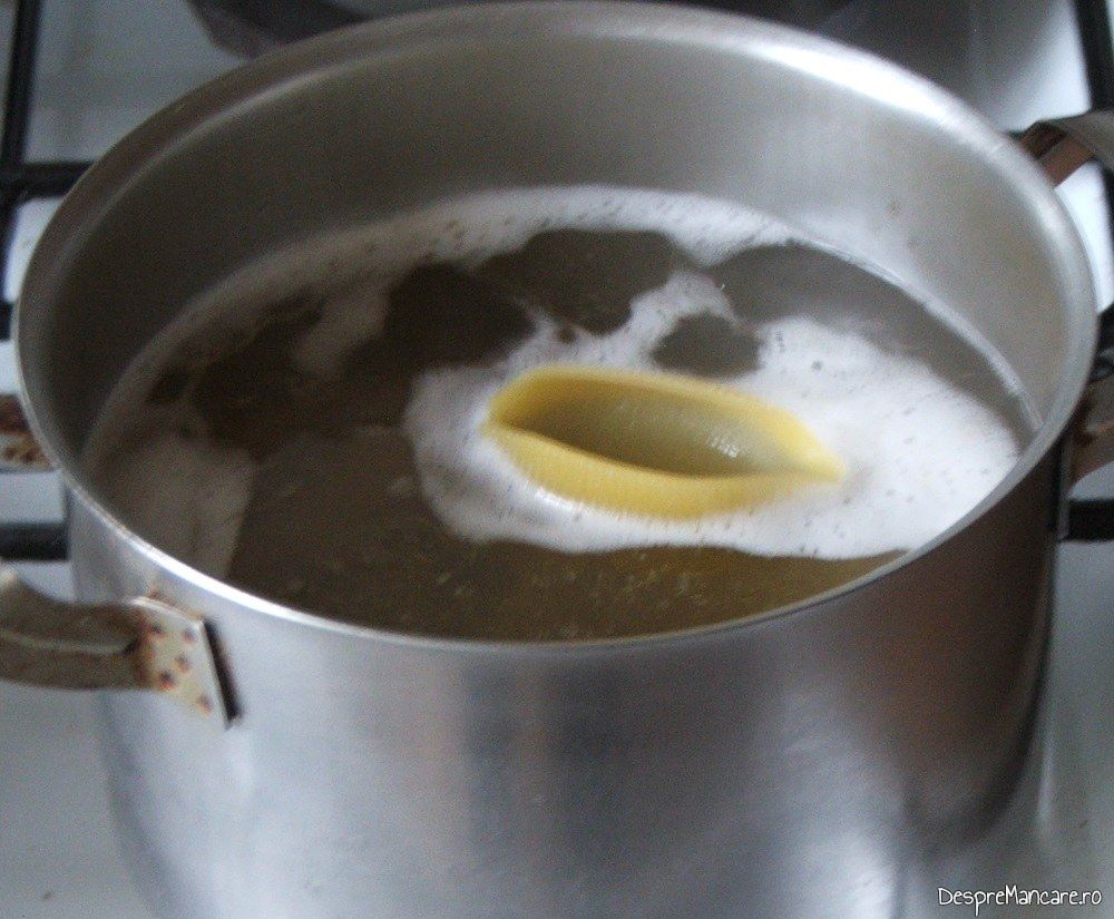 Adaugare scoici gigant (dupa fierbere in apa rece), in supa din fond de pasare topit.