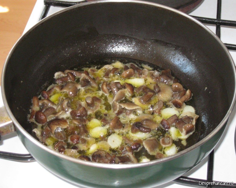 Calire ceapa, usturoi si ciuperci in amestec de unt proaspat si ulei de masline pentru cotlet de platica la gratar cu paste fainoase, ciuperci si piersici.