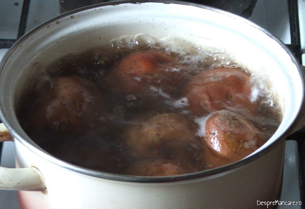 Fierbere cartofi pentru spata si carnati proaspeti de porc, la cuptor.