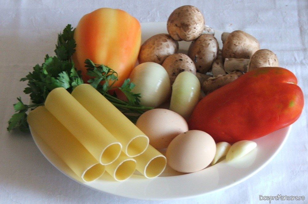 Ingrediente pentru cannelloni umplute cu ciuperci, servite la somon pregatit la cuptor.