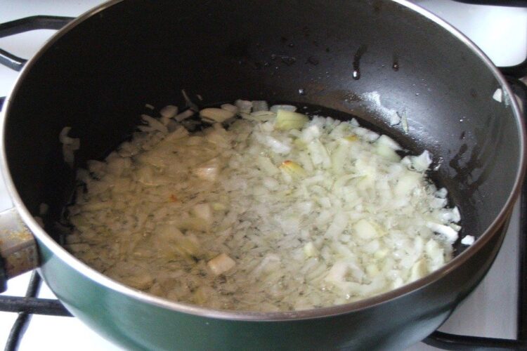 Calire ceapa pentru umplutura de ciuperci servita la somon pregatit la cuptor.