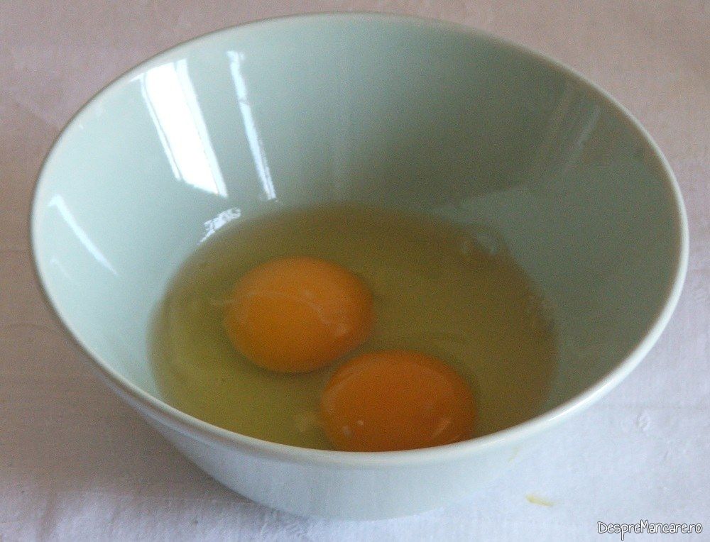 Oua de gaina pentru umplutura la cannelloni.