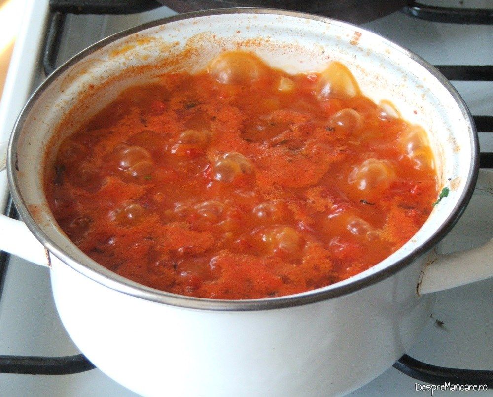 Pregatire sos de rosii pentru somon la cuptor cu cannelloni umplute cu ciuperci.