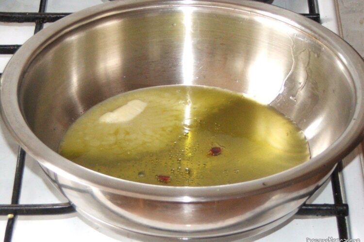 Pregatire tigaie cu amestec de unt proaspat si ulei de masline pentru paste Panzerotti umplute cu crab plus creveti in sos de praz, ciuperci si smantana.