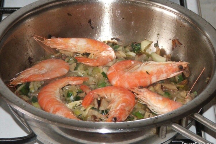 Adaugare creveti peste amestecul de ciuperci si legume calite pentru paste Panzerotti umplute cu crab plus creveti in sos de praz, ciuperci si smantana.