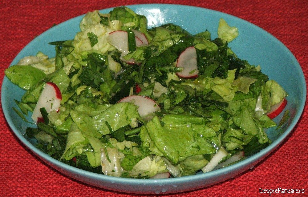 Salata de sezon servita la gat de oaie cu carnati proaspeti in sos de bere, la cuptor.