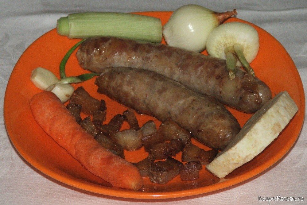 Carnati prajiti si sunca afumata prajita impreuna cu legumele pentru gat de oaie cu carnati proaspeti in sos de bere, la cuptor.