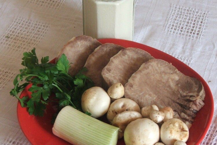 Ingrediente de trebuinta pentru limba fiarta de vitel, cu sos de ciuperci, praz si smantana.