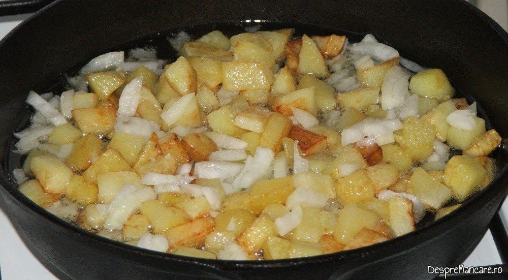 Rumenire cartofi noi, taiati in cuburi in amestecul de prajire.