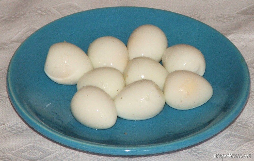 Oua de prepelita fierte si decojite pentru salata orientala cu ton si oua de prepelita.